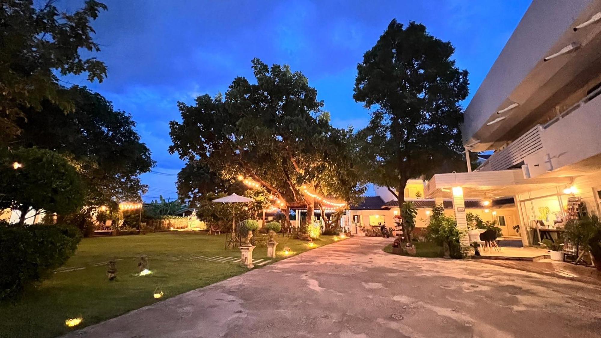Udee Cozy Hotel Чиангмай Екстериор снимка